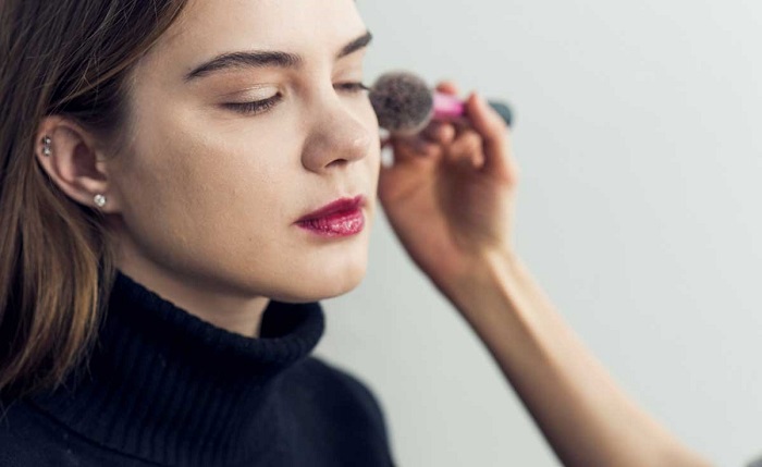 ترفندهای کاربردی برای تثبیت آرایش در طول روز ترفندهای کاربردی برای تثبیت آرایش در طول روز