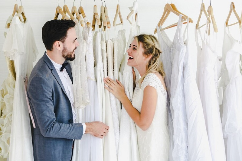 انتخاب لباس عروسی و هماهنگی با آرایشگاه انتخاب لباس عروسی و هماهنگی با آرایشگاه