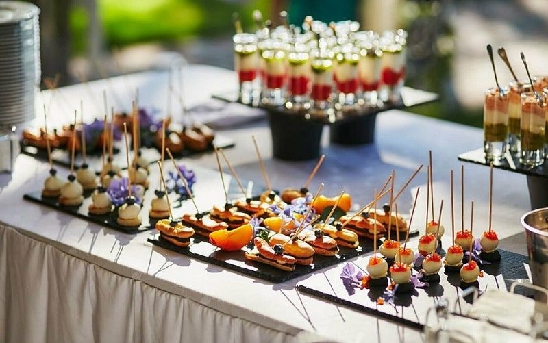 تهیه غذا و دیگر موارد پذیرایی